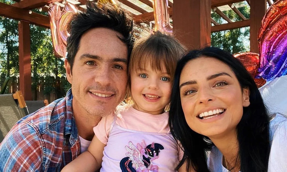  Aislinn Derbez y Mauricio Ochmann junto a su hija Kailani. Fuente: Instagram