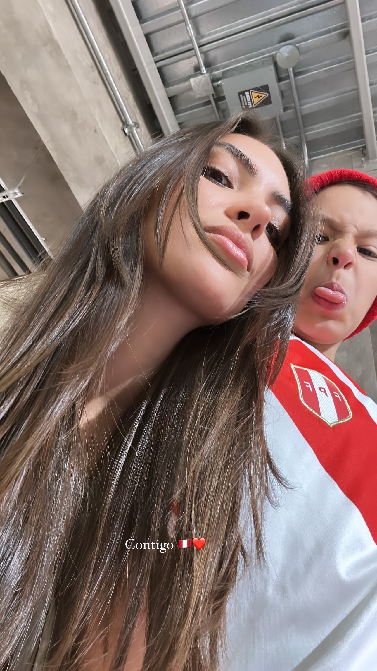 Natalie Vértiz junto a su hijo Liam en el Estadio Nacional. Fuente: Instagram