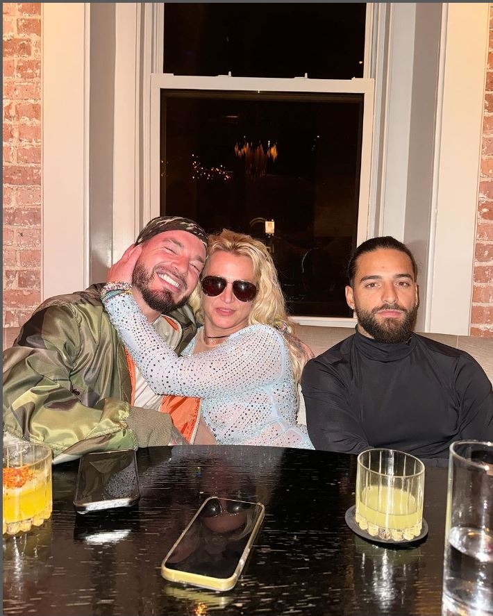 El último Jueves Maluma publicó esta fotografía al lado de Britney Spears y J Balvin todos pensaron que cantarían juntos, pero la realidad detrás de la foto es otra/ Foto: Instagram