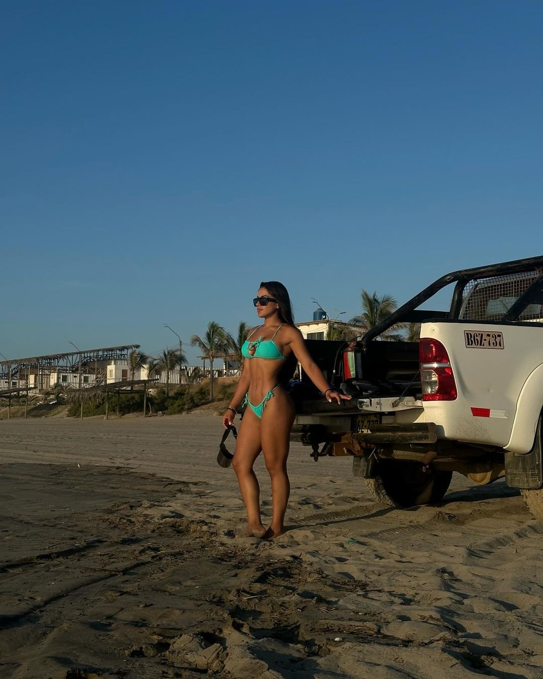Onelia Molina derrochó sensualidad con candentes fotos en la playa