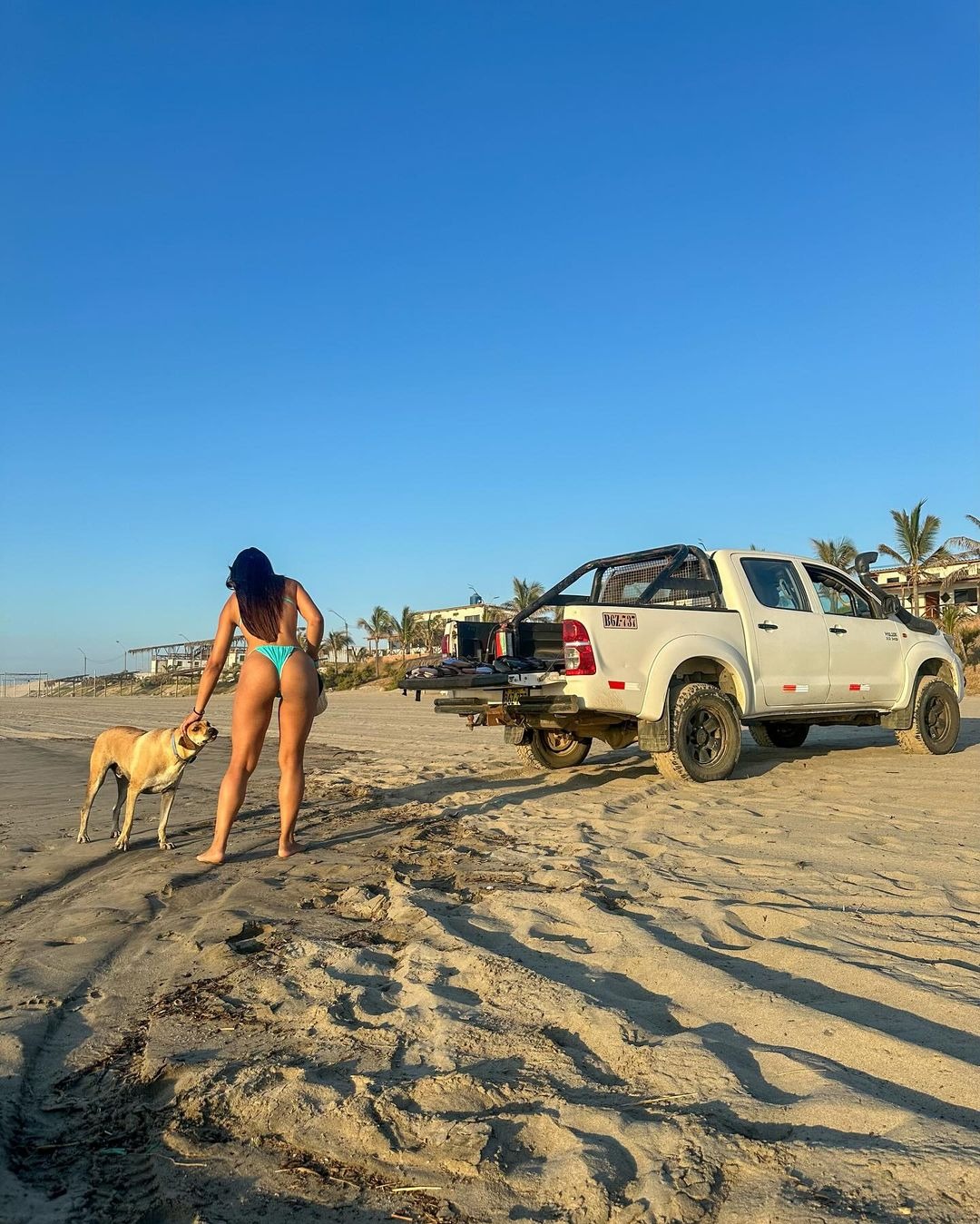 Onelia Molina derrochó sensualidad con candentes fotos en la playa