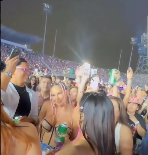 Pamela López disfrutando del concierto de Karol G. Fuente: Instagram/Instarandula