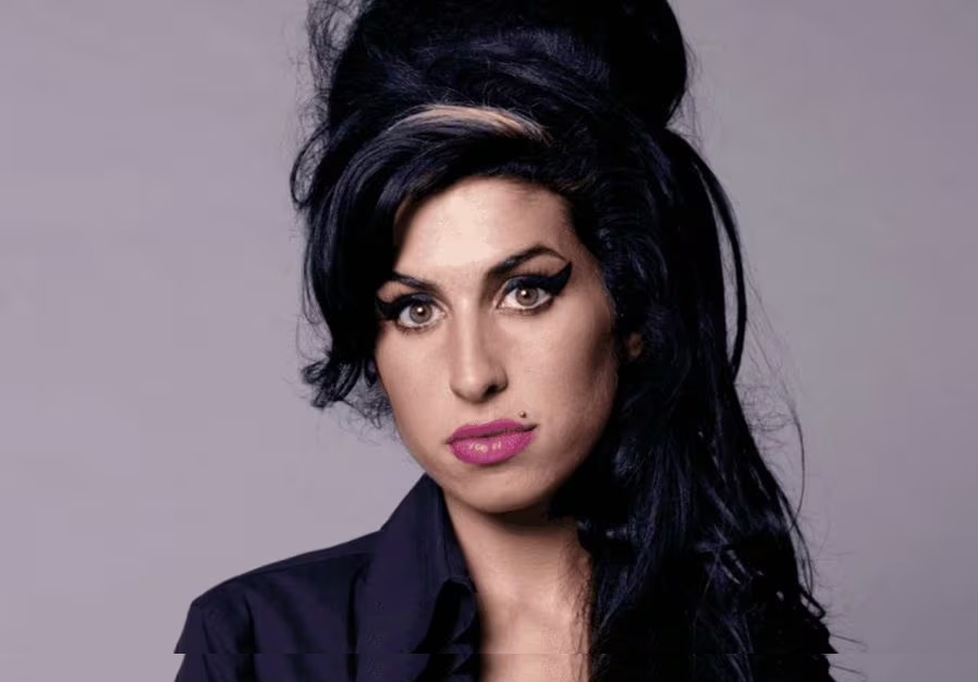 Papá de Amy Winehouse demandó a amigas de la cantante por vender sus pertenencias