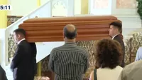 Pedro Suárez Vértiz: retiran féretro de misa cantando 'No pensé que era amor'