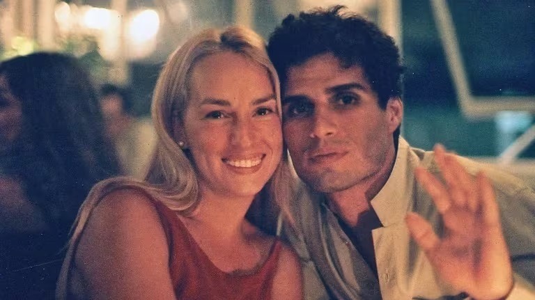Pedro Suárez Vértiz junto a Cynthia Martínez. fuente: Instagram