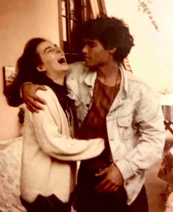 Una joven Cynthia Martinez junto a Pedro Suárez Vértiz. Fuente: Facebook