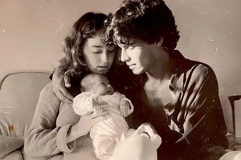 Cynthia Martinez y Pedro Suárez Vértiz junto a su primera hija María José. Fuente: Instagram