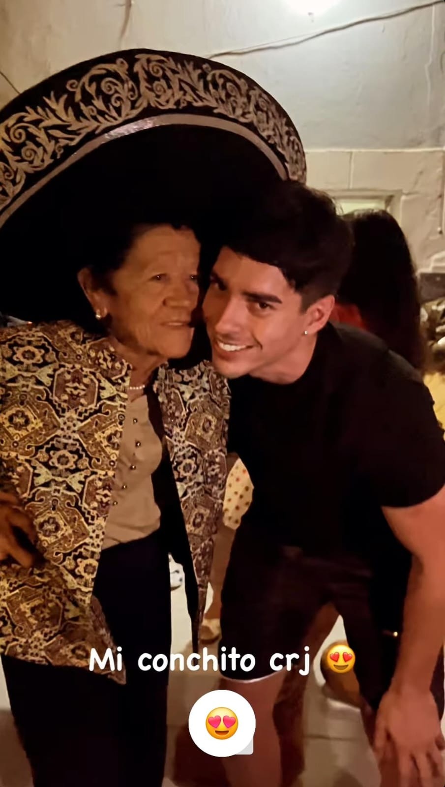 Piero Arens en el cumpleaños de su abuelita Consuelo. Fuente: Instagram