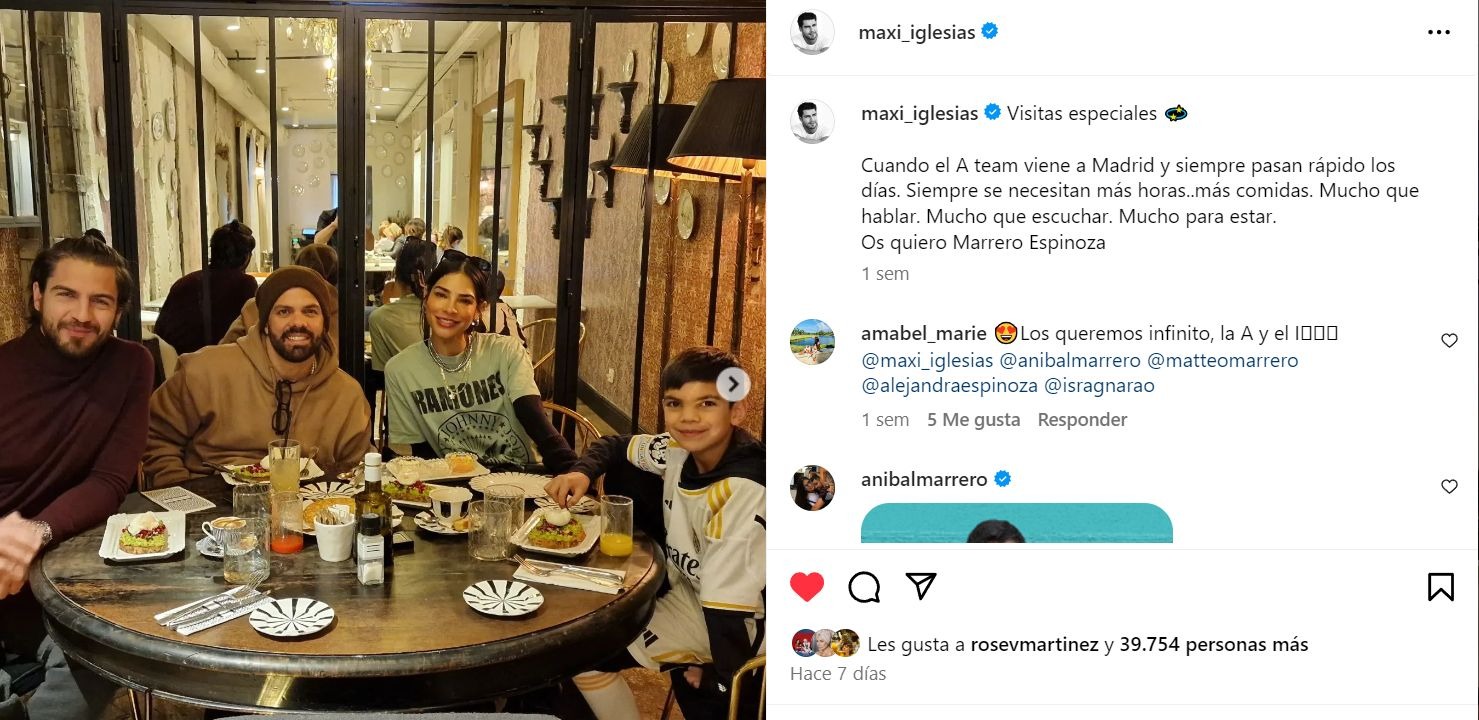 Maxi Iglesias con unos amigos en España / Instagram