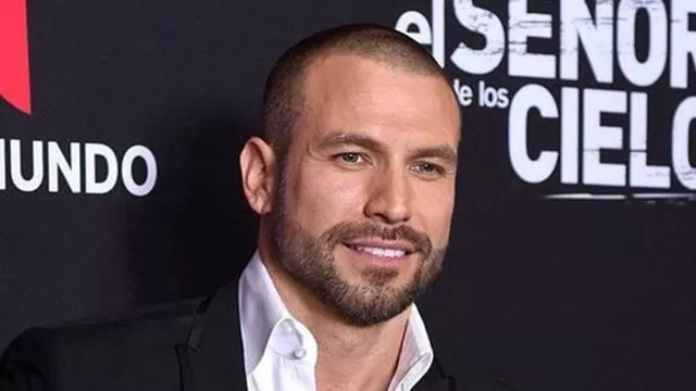 El actor mexicano reapareció en la alfombra de los Latin Music Awards y su rostro llamó la atención de muchos usuarios de redes sociales