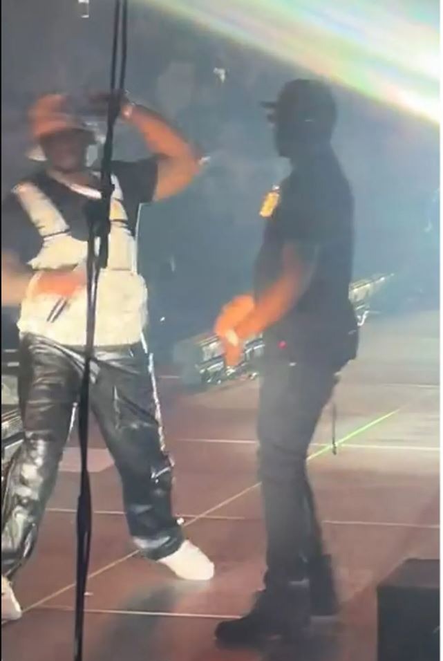 Momento en el que 50 Cent perdió la paciencia y decide arrojarle un micrófono al público  / Foto: Despierta América