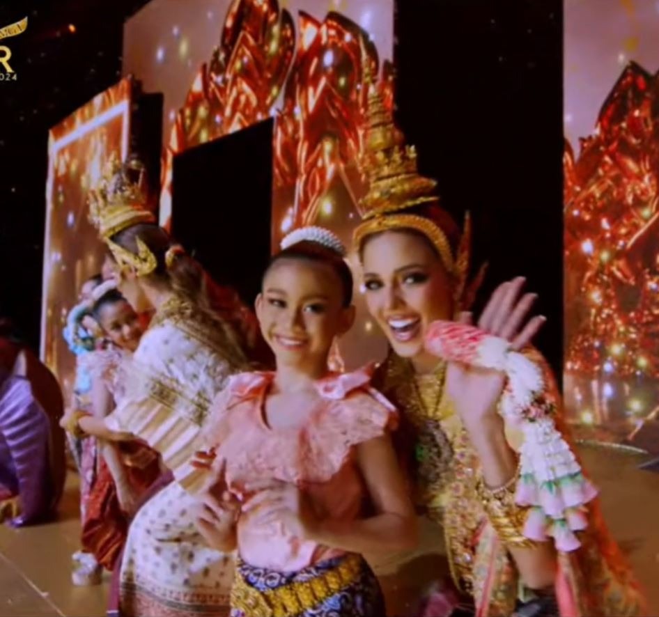 Luciana Fuster recibio un regalo simbólico tradicional Tailandés por parte de una niña/ Foto: MGTv