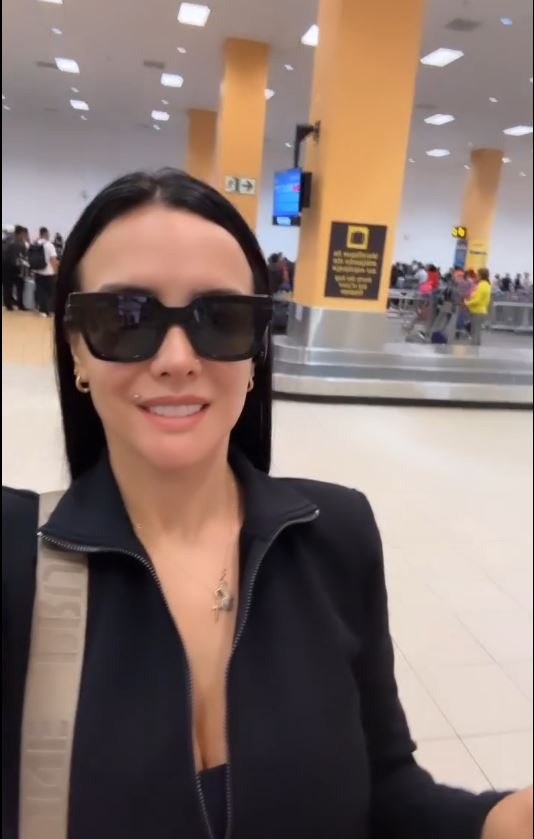 Rosángela Espinoza no ocultó su felicidad al ser recibida por su perrita 'Bonita' a su llegada a Lima/Foto: Instagram