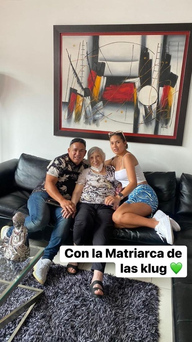 Gianella junto a su padre Raúl Marquina y su bisabuela Angelita. Fuente: Instagram