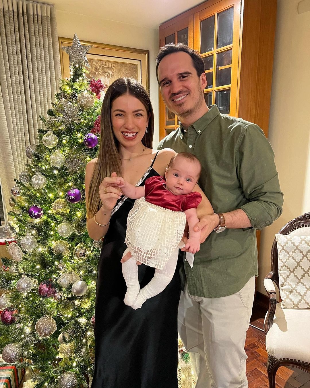 'Cynnamon Styles' y Sebastián Guerrero con su bebé en Navidad / Fuente: Instagram