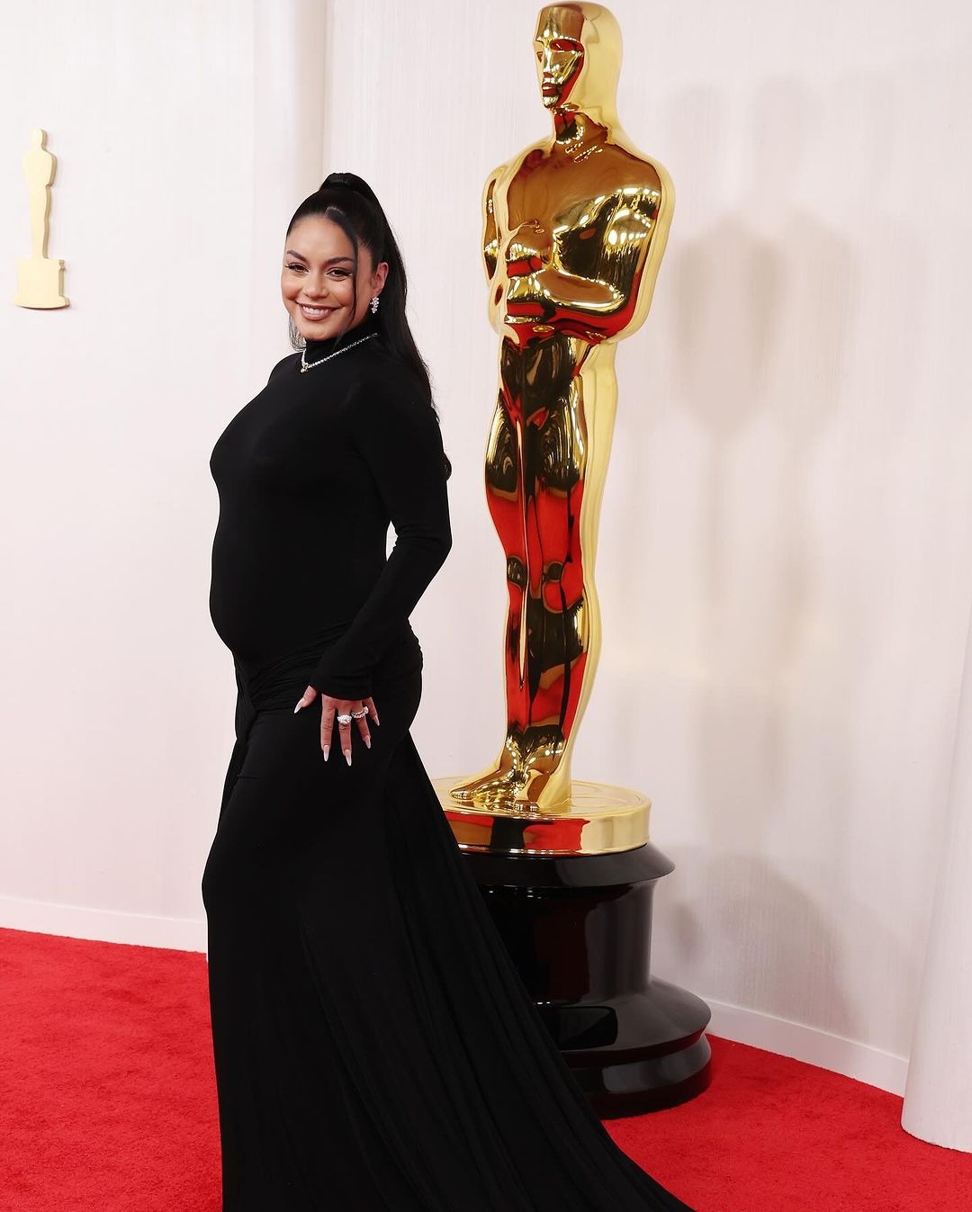 Vannesa Hudgens sorprendió con avanzado embarazo en la alfombra roja de los Premios Oscar/Foto: Marca