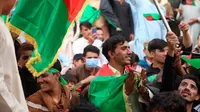 Afganistán: Manifestantes desafían a los talibanes ondeando la bandera afgana el Día de la Independencia