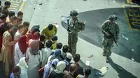 Afganistán: Soldados de Estados Unidos matan a dos hombres armados en aeropuerto de Kabul