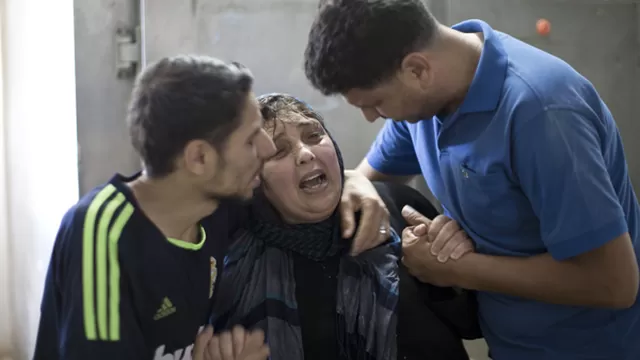 La madre del palestino asesinado, Hatem Salem de 28 años, llega al hospital al-shifa en la ciudad de Gaza, después de un ataque israelí. (Foto: AFP) 