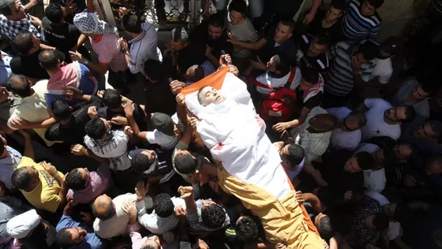 Palestinos cargan el cad&aacute;ver del Hashem Abu Marieh de 48 a&ntilde;os. (Foto: AFP)