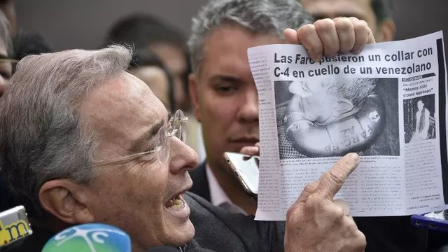 Expresidente Álvaro Uribe habla con la prensa después de emitir su voto en un referéndum para ratificar un acuerdo histórico de paz para poner fin a la guerra de 52 años de Colombia. (Vía: AFP)