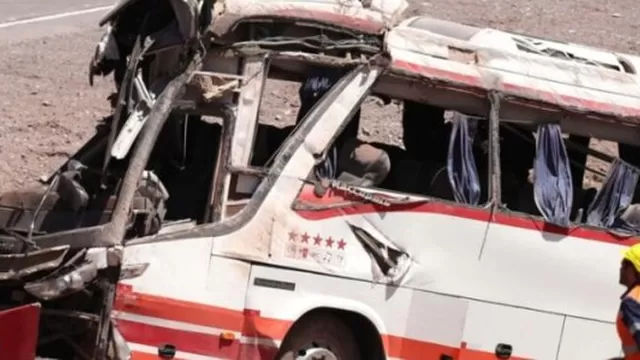 Argentina: tres muertos y 35 heridos luego que un bus se volcara. Foto: Versionfinal.com.ve/referencial
