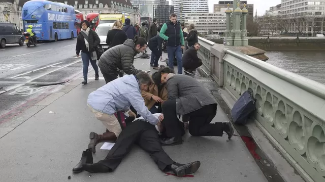 Testigos afirmaron que un conductor atropelló a gente en el puente Westminster. (Vía: Reuters)