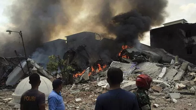 Indonesia: 116 fallecidos por avión militar que cayó en zona residencial