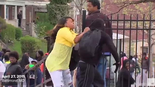Baltimore: quiso protestar pero su madre lo regresó a casa a golpes