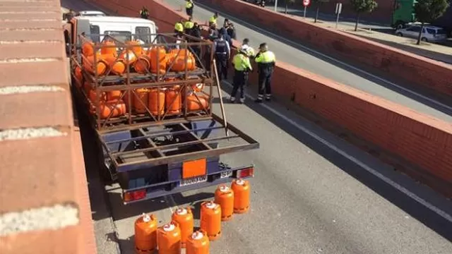 Policías se paran al lado del camión de gas butano tras su detención en Barcelona. (Vía: NBC)
