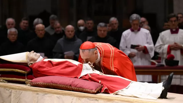 Benedicto XVI: Vaticano recibe a miles de personas en funeral de papa emérito