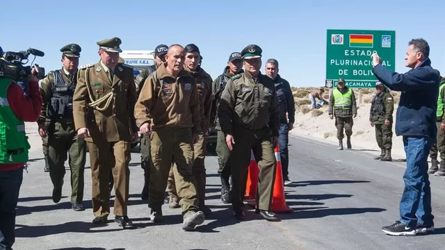 Carabineros que estaban detenidos en Bolivia ya regresaron a Chile. Foto: EFE