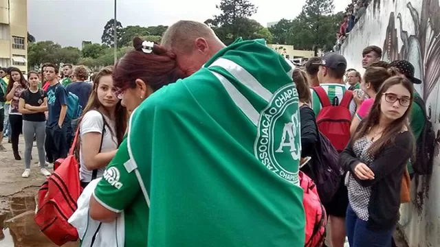Familiares e hinchas del equipo Chapecoense lloran a las víctimas. Foto: EFE
