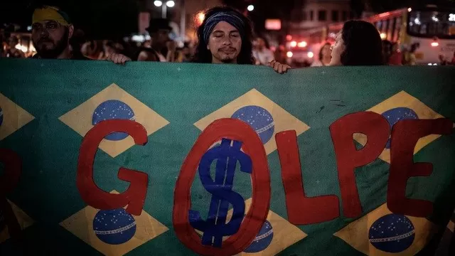 Simpatizantes del partido del PT se manifiestan a favor de Rousseff y Lula da Silva. (Vía: AFP)