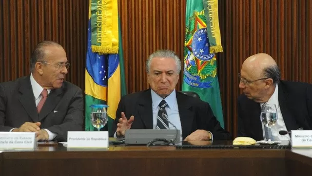 Presidente interino de Brasil, Michel Temer entre su Jefe de Gabinete Eliseu Padilha y el ministro de Economía, Henrique Meirelles. (Vía: AFP)