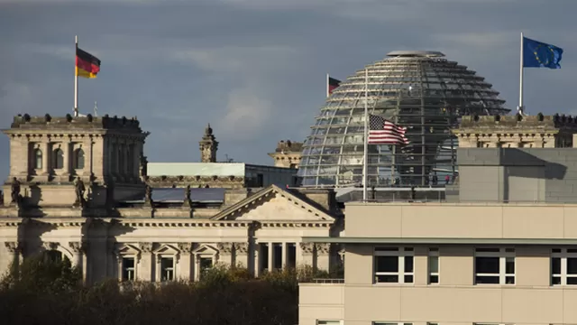 La vista desde la embajada de EE.UU al frente del edificio de parlamento en Berlín. (Foto: AFP)