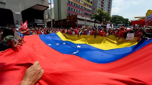 Simpatizantes del presidente Nicolás Maduro participan de una marcha contra Luis Almagro. (Vía: AFP)
