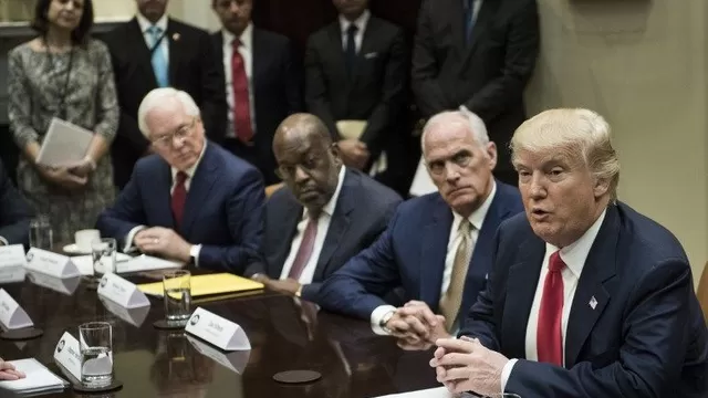 Donald Trump junto a sus colaboradores en la Casa Blanca. (Vía: AFP)