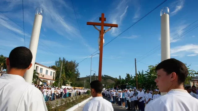 Cubanos cargan un crucifijo durante misa oficiada por el secretario del Vaticano. (V&iacute;a: AFP)