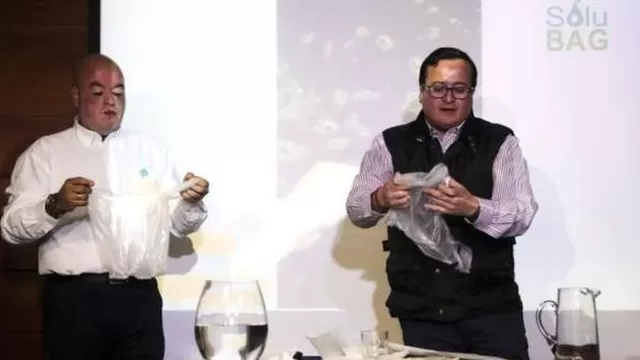 Chile: Emprendedores inventaron bolsas de plástico que se disuelven en agua