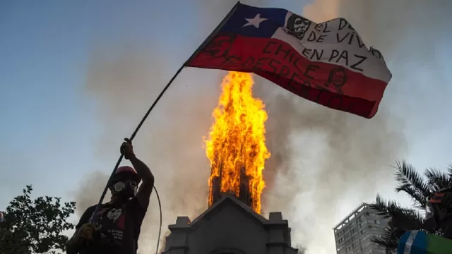 Chile: Encapuchados incendian iglesia de la Asunción en medio de masiva protesta