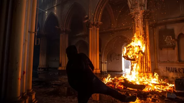Chile: Encapuchados incendian iglesia de Carabineros en medio de protestas