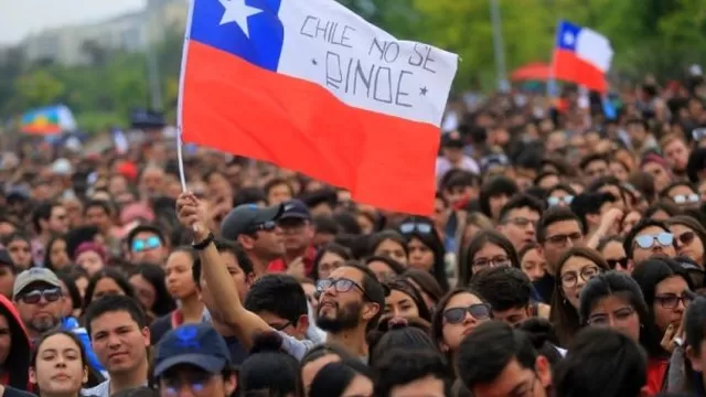 Chile: Ciudadanos protestan ante el Palacio de la Moneda en huelga contra Sebasti&aacute;n Pi&ntilde;era. Foto: AFP