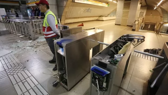 Chile: Metro de Santiago dej&oacute; de funcionar tras protestas por alza de pasajes. Foto: EFE