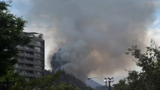 Chile: se registra incendio en cerro San Cristóbal de Santiago. Foto: AFP