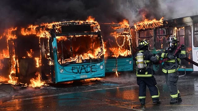 Tres muertos tras desmanes en Santiago de Chile. Foto: AFP.