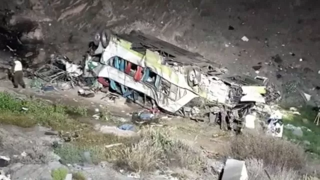 Chile: Al menos 21 personas murieron tras desbarrancarse un bus. Foto: CNN Chile