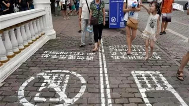 China: crean paso peatonal para personas que caminen con smartphones 