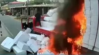 China: Mercancía transportada en camión se incendió en plena calle