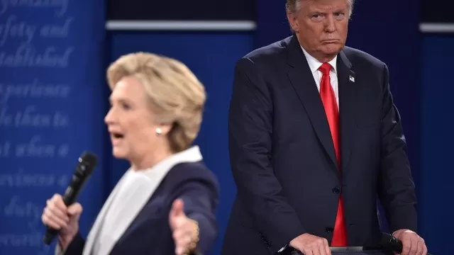 Hillary Clinton y Donald Trump exponen sus ideas durante el segundo debate. (Vía: AFP)